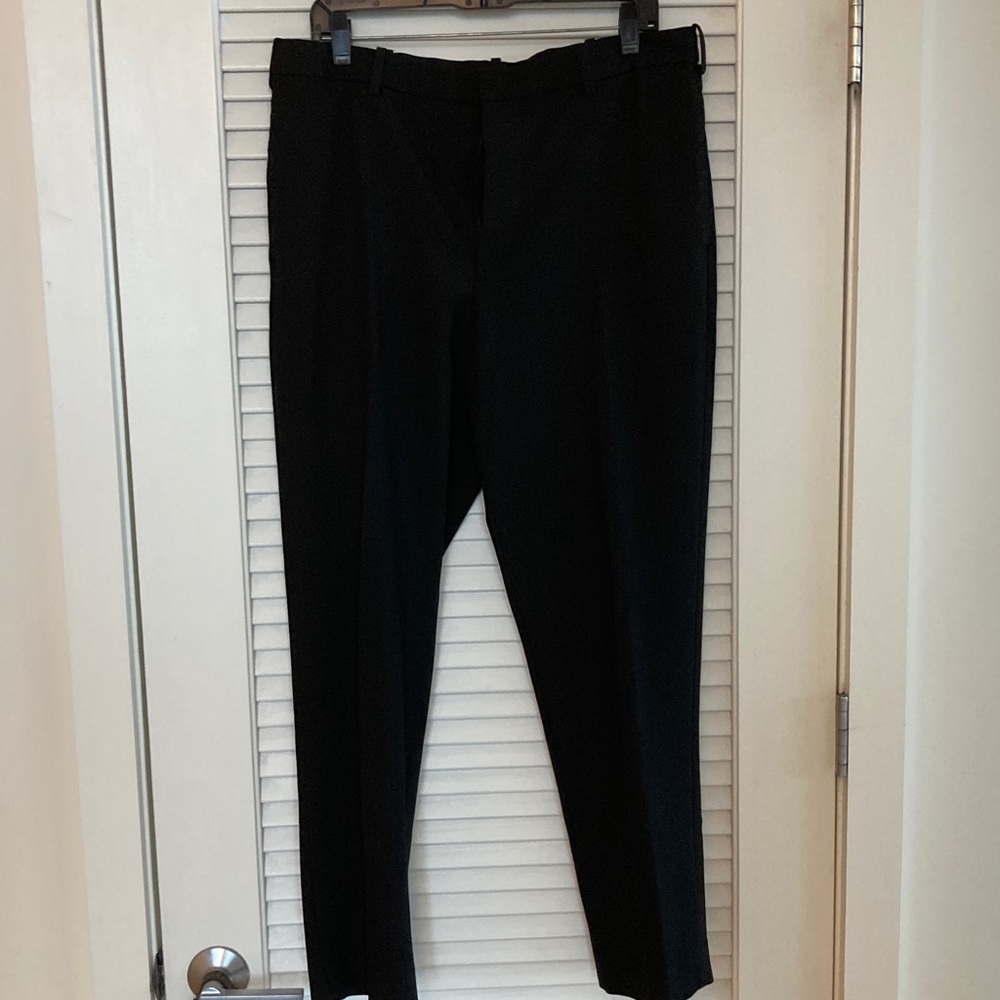 Uniqlo Smart Ankle Pants in Black (Size Large 33” - 36” w 30” inseam).